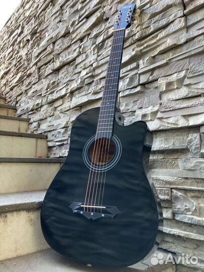 Новая акустическая гитара для обучения