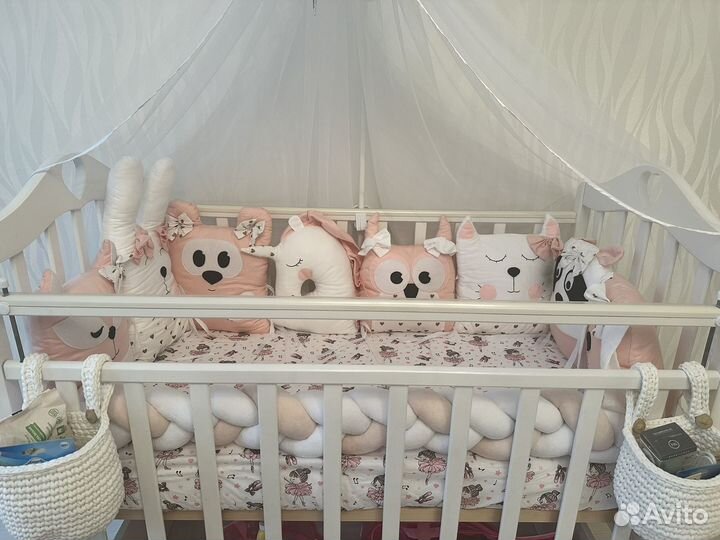 Бортики в детскую кроватку косичка и игрушки