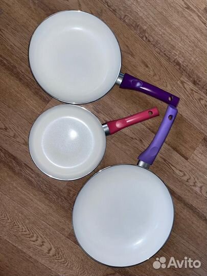 Набор новых сковородок