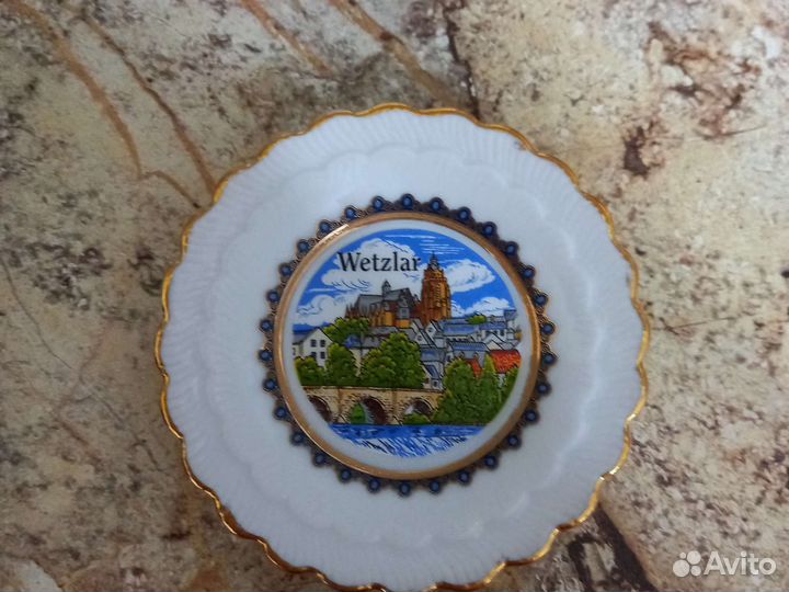 Сувенирная чашечка и блюдце