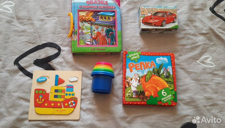 Развивающие игрушки и книги для малышей