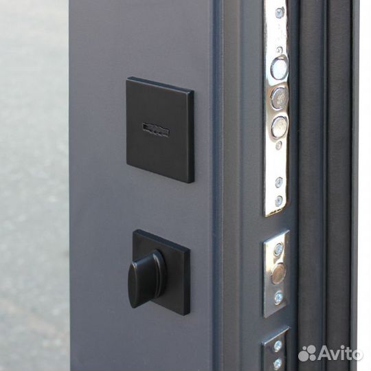 Входная дверь в квартиру с большим зеркалом