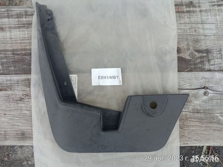 Брызговик передний левый LADA Largus