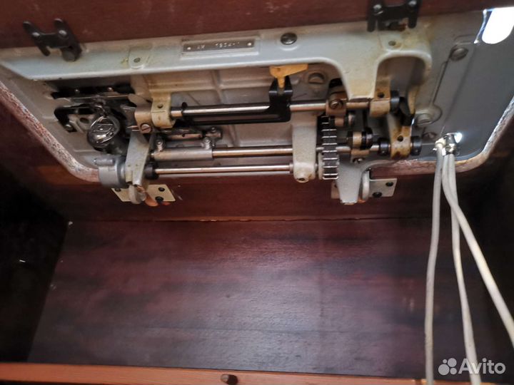 Швейная машина Veritas с мотором и тумбой