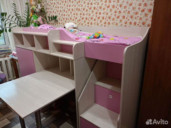 Детская кровать чердак со столом и шкафом