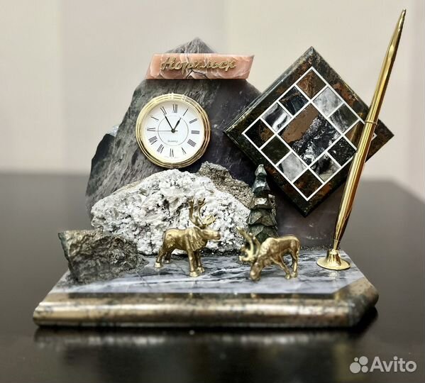 Памятный сувенир из камня настольный с часами