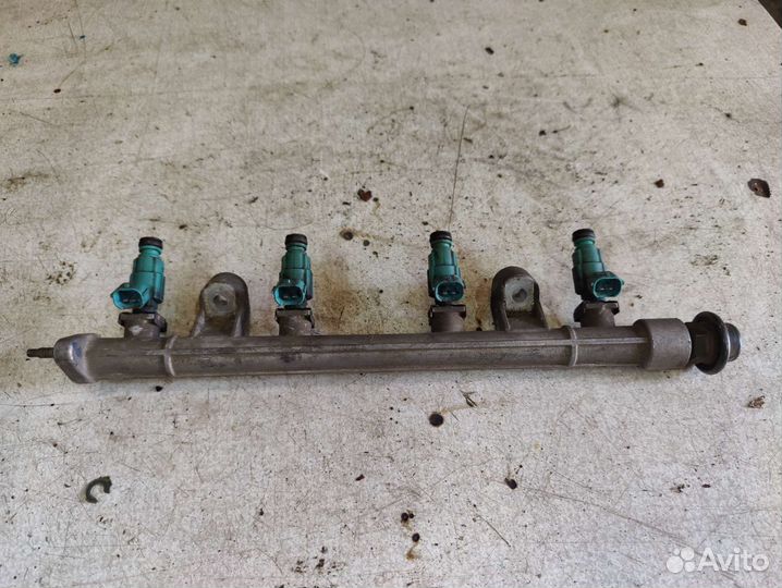 Топливная рампа с форсунками Hyundai Sonata 4 EF