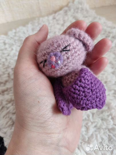 Вязаная игрушка летучая мышка