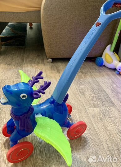 Игрушка пускает мыльные пузыри