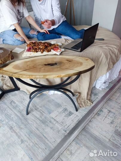 Стол-консоль из спила ясеня