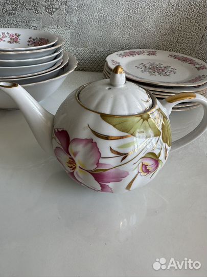 Набор посуды и заварочный чайник