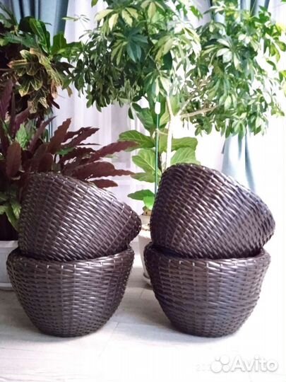 Кашпо из искусственного ротанга