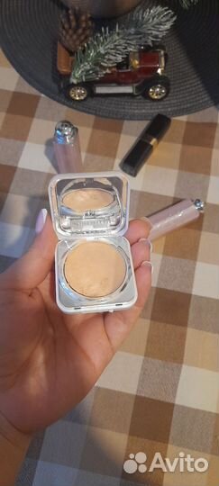 LA Mare the radiant concealer