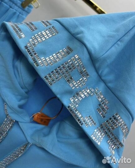 Спортивный женский костюм