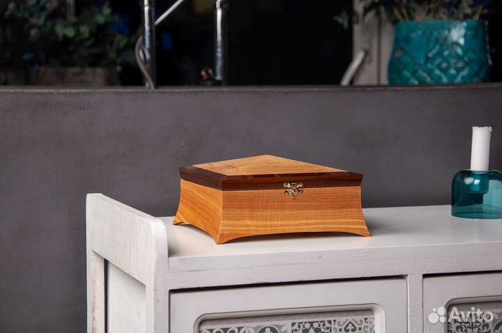 Шкатулка из дерева с отделкой бархатом