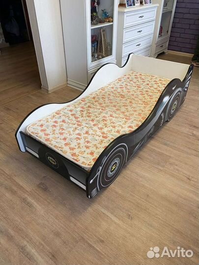 Детская кровать машинка