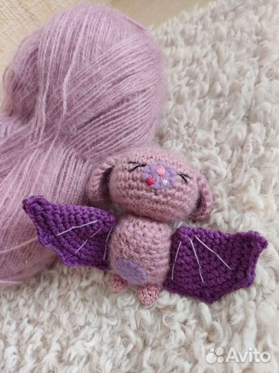 Вязаная игрушка летучая мышка