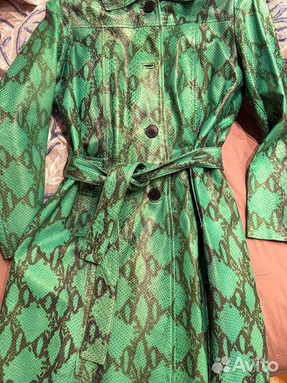 Кожаный зеленый плащ под питона