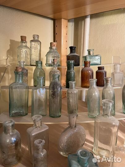 Коллекция старинных бутылок и флаконов