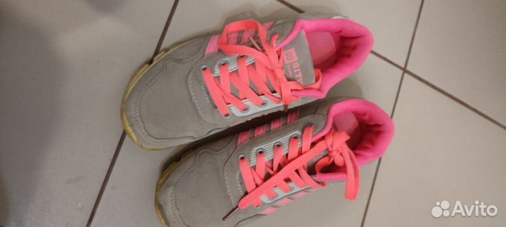 Кроссовки женские
