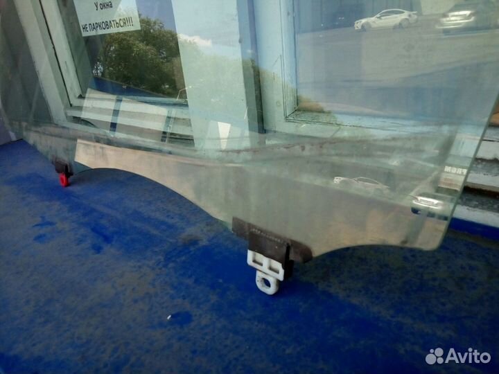 Toyota Raum (03-11) - Стекло переднее левое Б/У