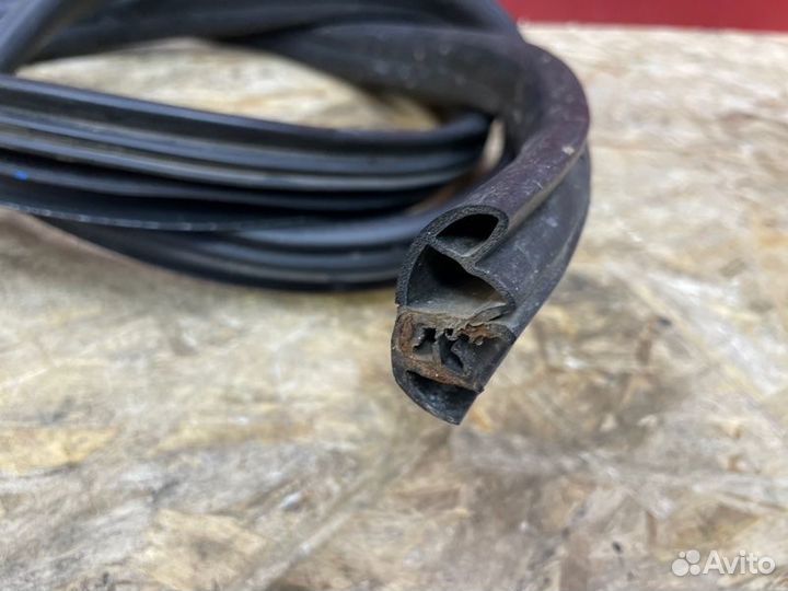 Уплотнитель двери задний левый Renault Duster