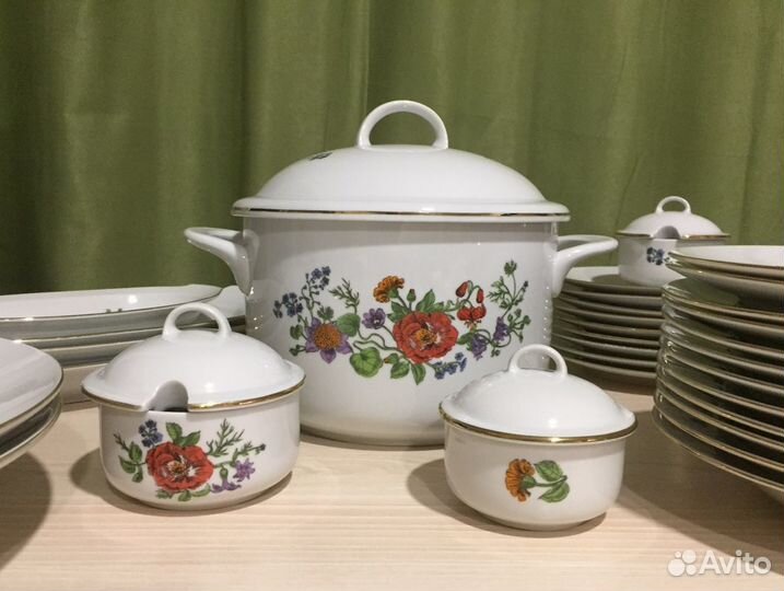 Столовый сервиз на 12 персон. Фарфор Г Д Р