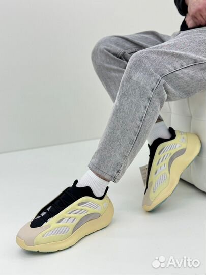 Adidas Yeezy 700: Бежевый Элегант