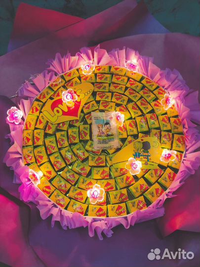 Подарочный букет love is жвачки / конфеты