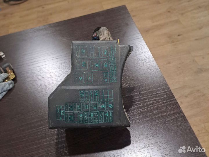 Блок предохранителей Mitsubishi Carisma