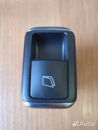 Кнопка открывание бокового стекла (форточки)