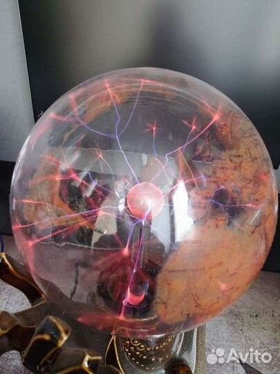 Плазменный шар-светильник с молниями