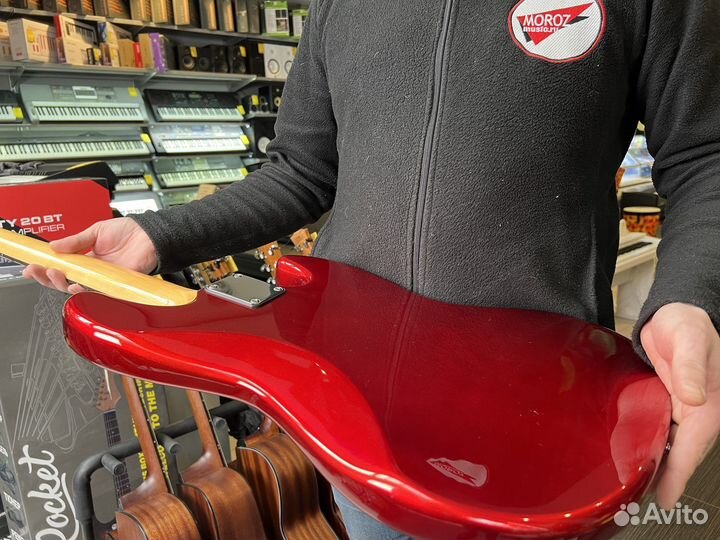 Бас гитара леворукая