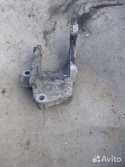 Кронштейн насоса гура Mitsubishi Outlander XL 3.0