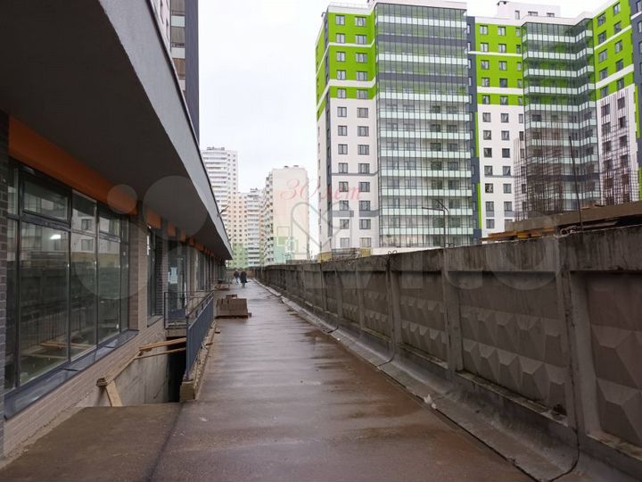 Торговое помещение в окружении жил массива