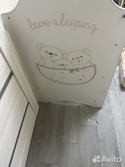 Детская кроватка с маятником