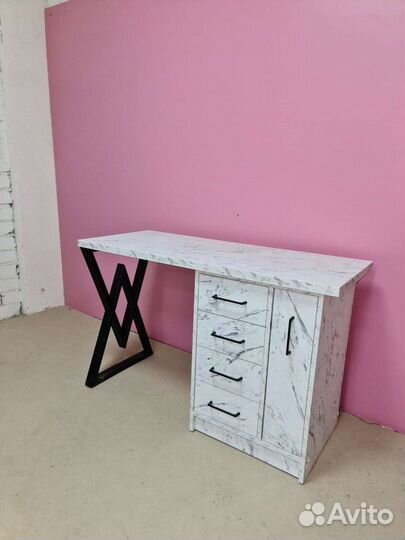 Маникюрный стол