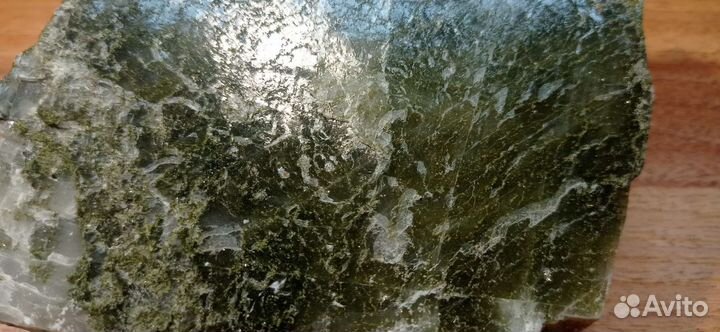 Минерал кальцит с эпидотом