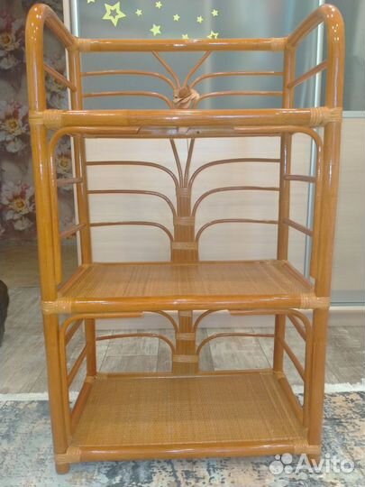 Этажерка из ротанга