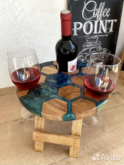 Винный столик из карагача и полимера