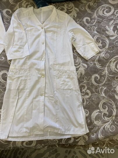 Белый медицинский халат и костюм