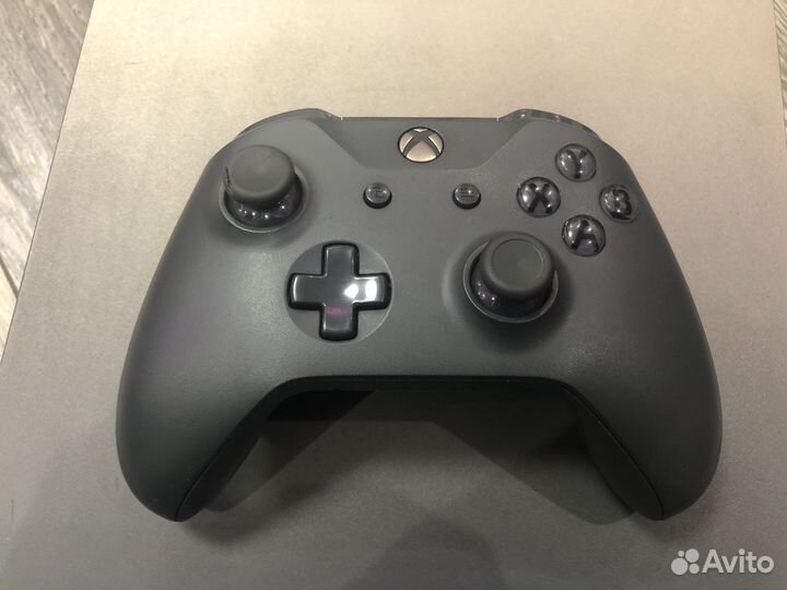 Xbox One x gold edition