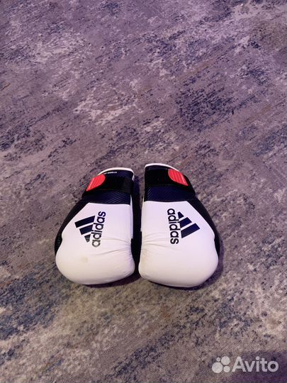 Боксерские перчатки adidas 16 oz