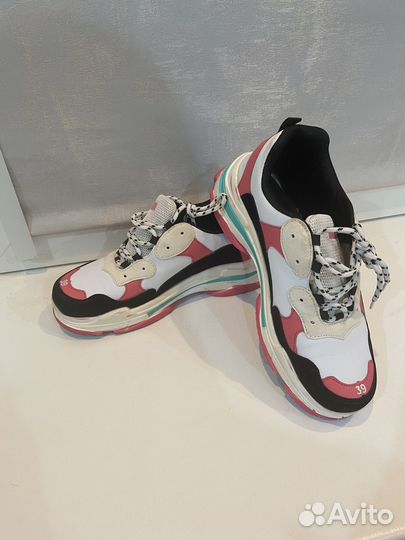 Кроссовки женские