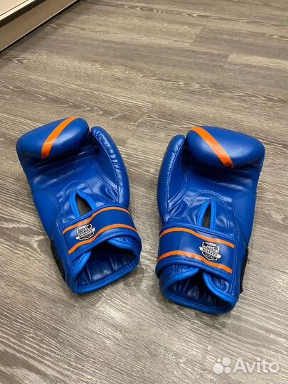 Боксерские перчатки, шлем и бинты