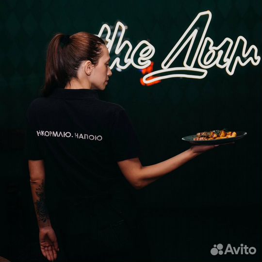 Бармен в лаундж-бар