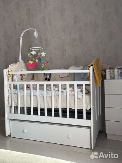 Кровать для новорожденных с маятником