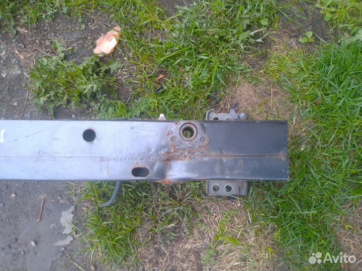 Усилитель переднего бампера Toyota Auris E150