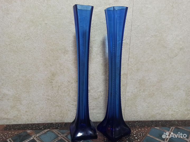 Две вазы тонкие. Синее стекло. Советские