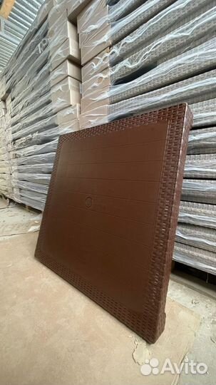 Пластиковый стол и кресла